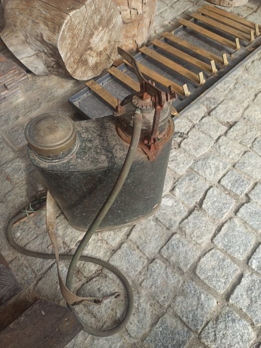 Pulverizador antigo em cobre