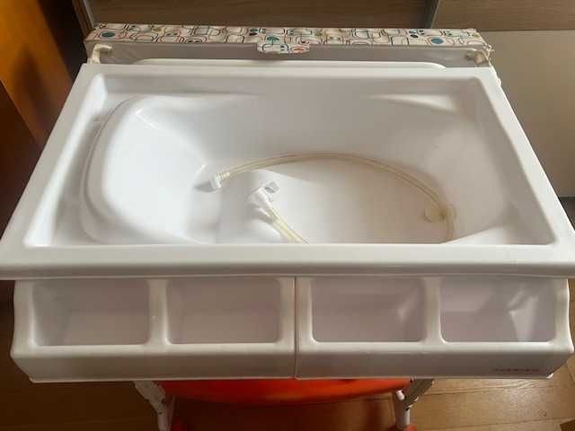 Fraldario com banheira