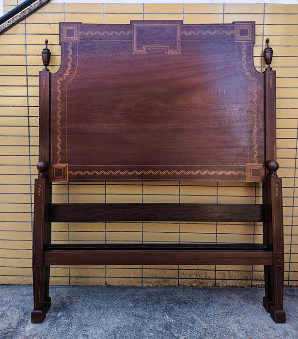 Cama Dona Maria Mogno Pau Cetim