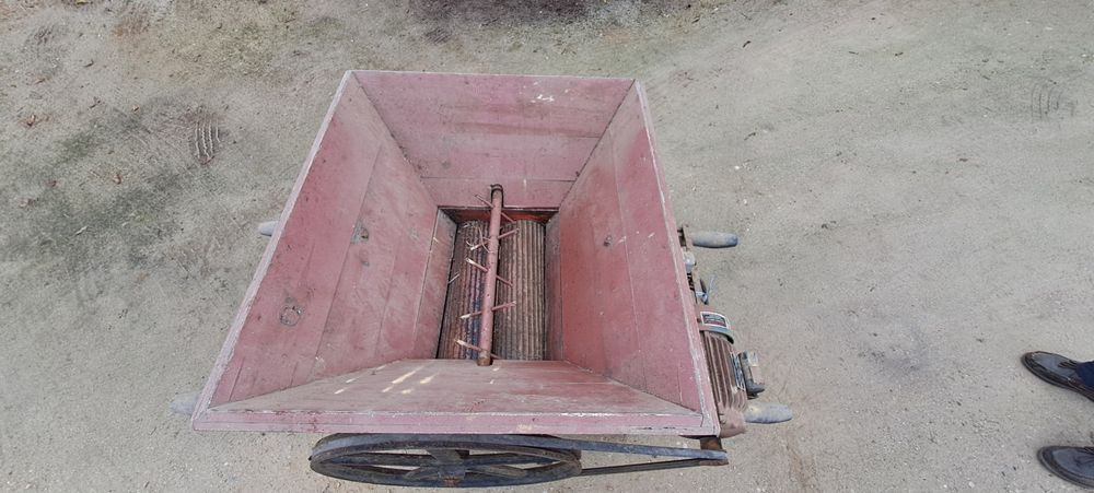 Esmagador uvas elétrico