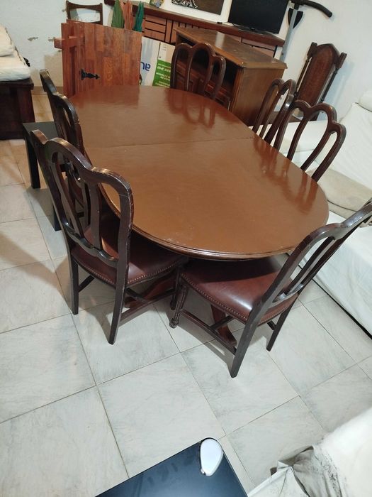 Mesa e cadeiras de madeira mogno