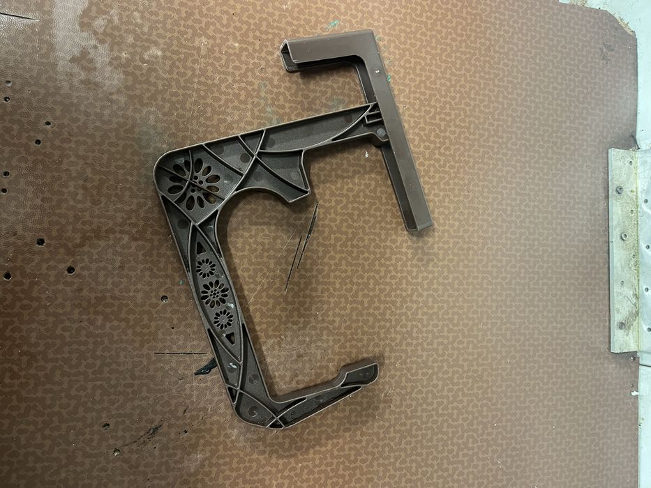 Zestaw dwóch regulowanych wieszaków na doniczki balkonowe