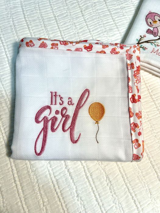 Fraldas bordadas com bainha simples