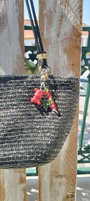 Bag charm artesanal urso e folha