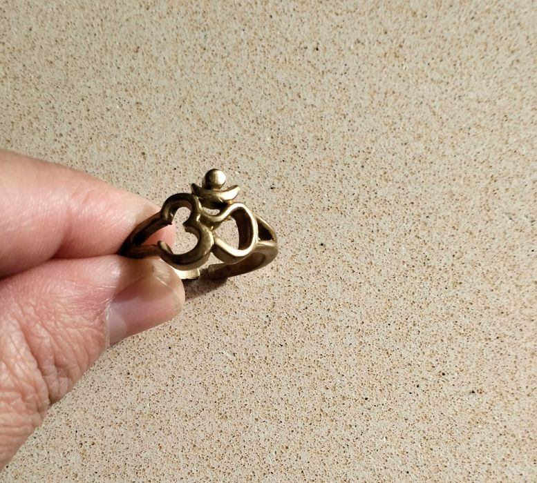 Anel com o símbolo OM