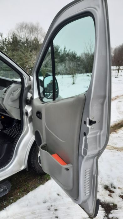 Opel Vivaro   do przewozu osób niepełnosprawnych  auto  z  windą