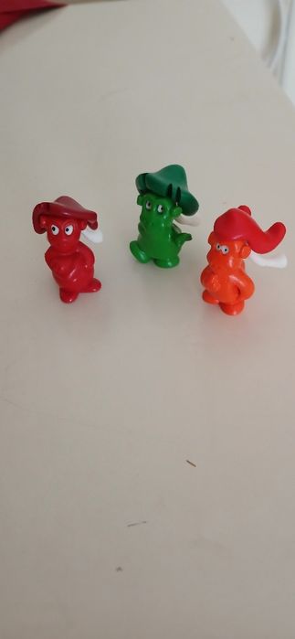 Três figuras Painty Ten, de 2006, novas