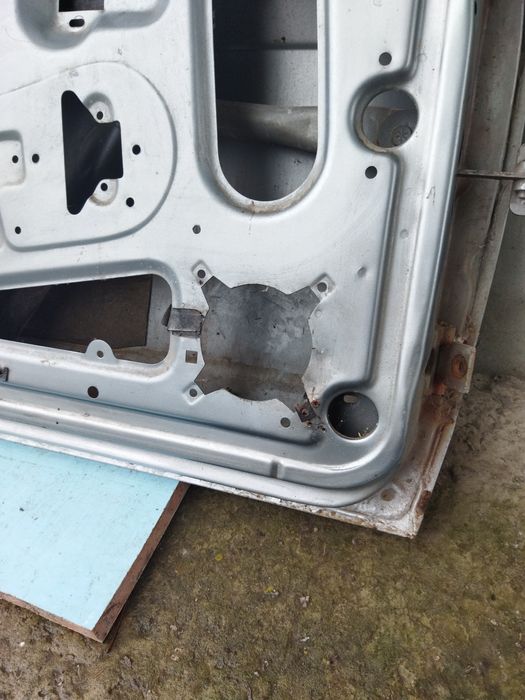 Двері до автомобіля ваз 2115.