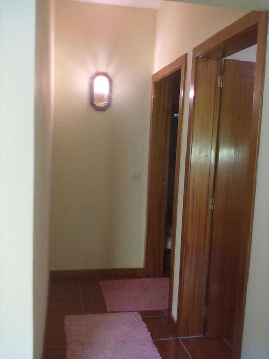 Casa, campos, tanque e anexo