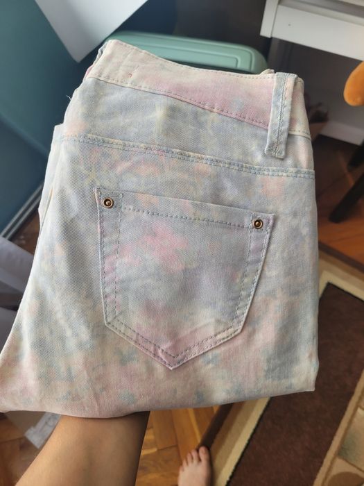 Jasne, kolorowe spodnie damskie