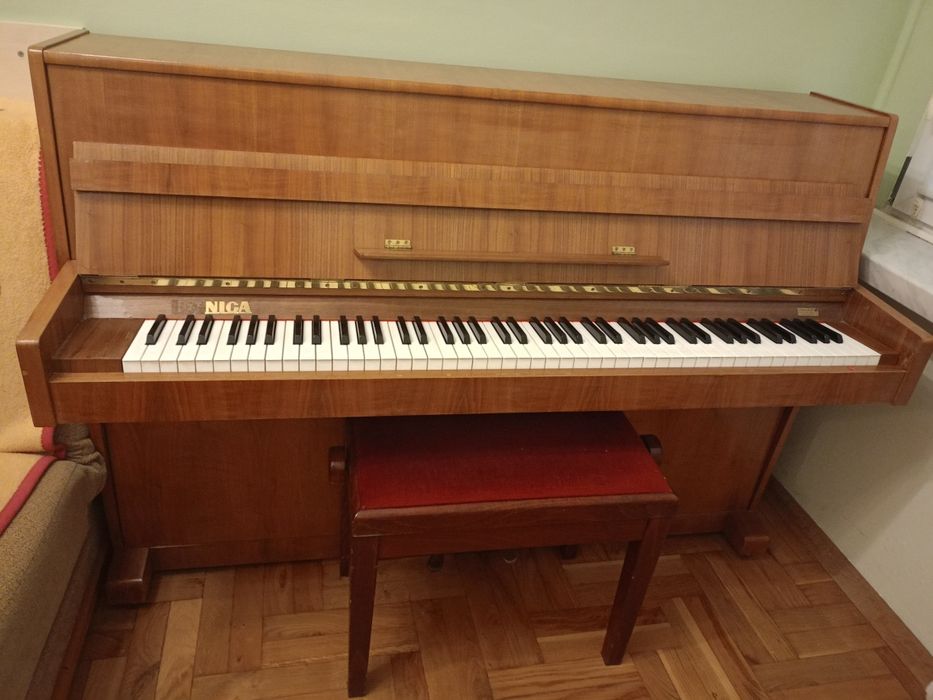 Pianino Legnica z regulowanym siedziskiem