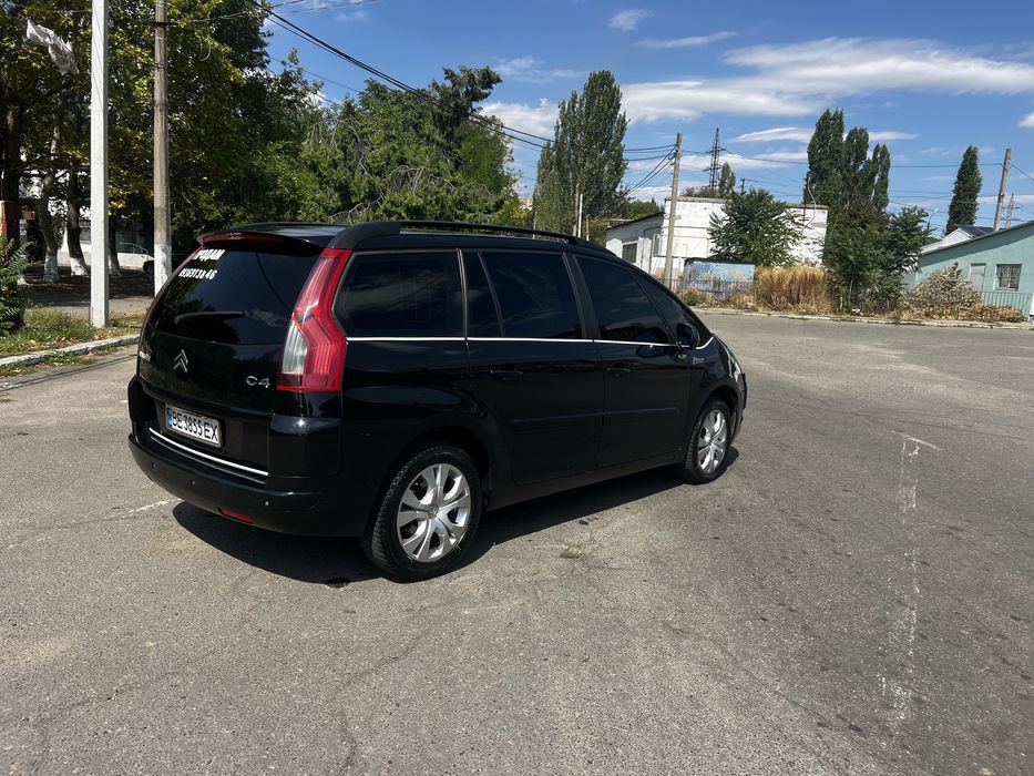 Продам отличный симейный автомобиль