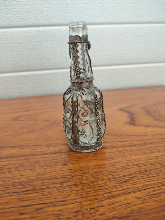 Stara zabytkowa buteleczka ozdobiona - design - D