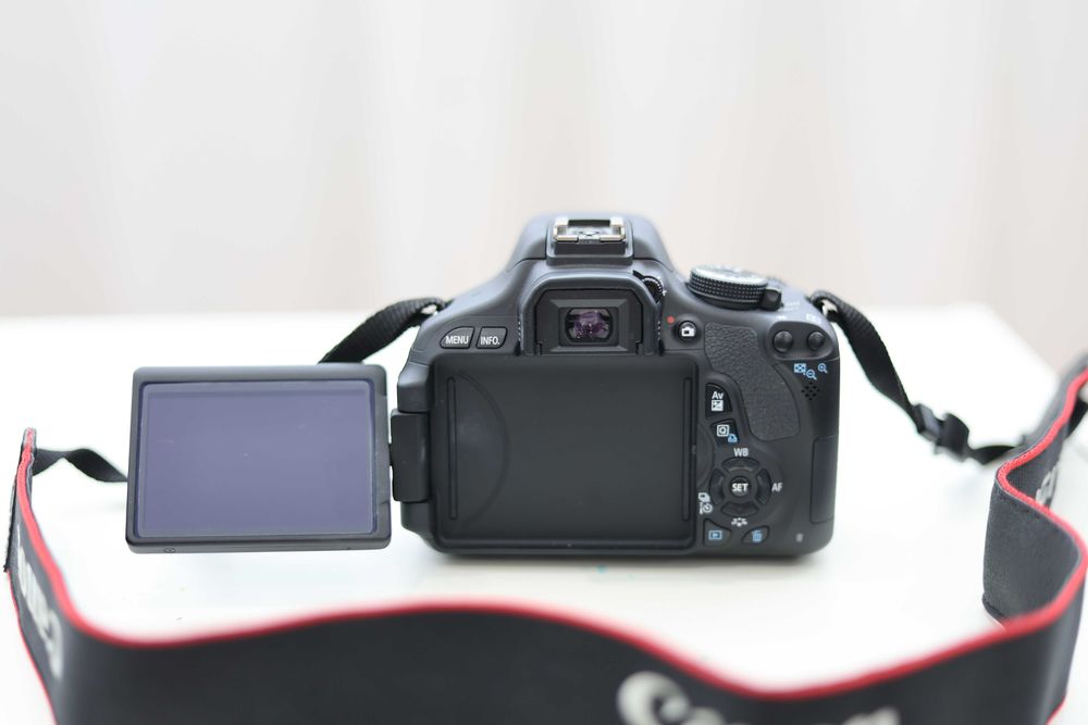 Canon EOS 600D com lente EF-S 18-55mm