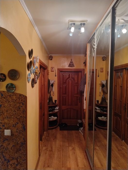 Продам 3-х кімнатну квартиру в Тернополі з і/о, меблями та технікою