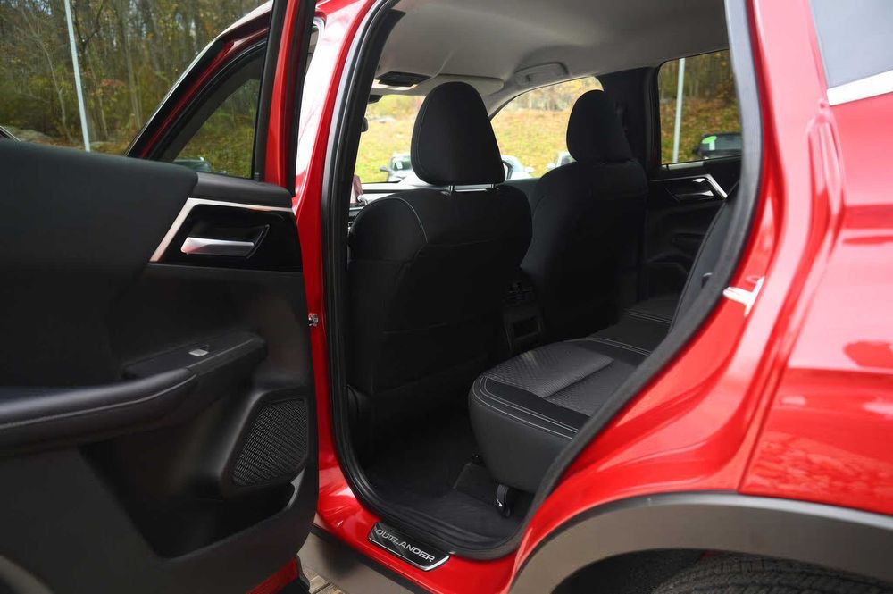 Mitsubishi Outlander PHEV SEL      2023