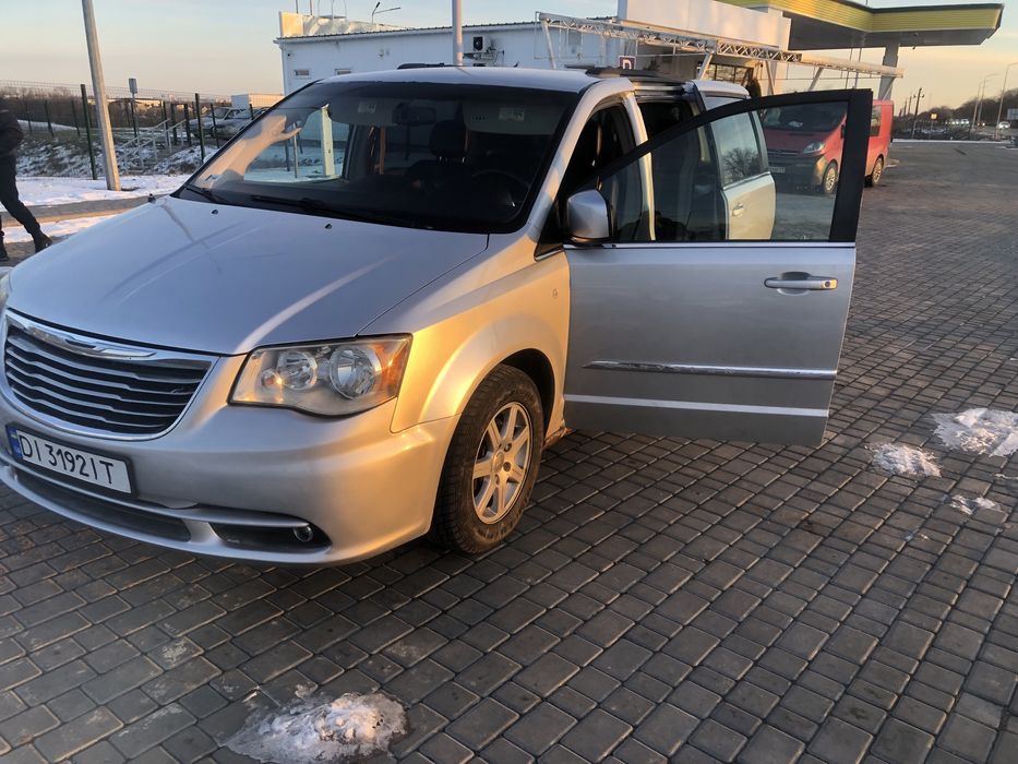 Chrysler town country