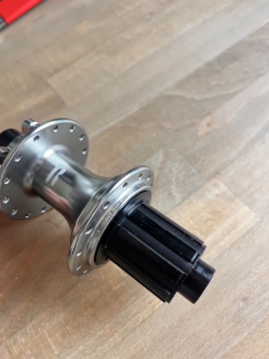 Nowa piasta Tył Rondo 12x142 28h Shimano