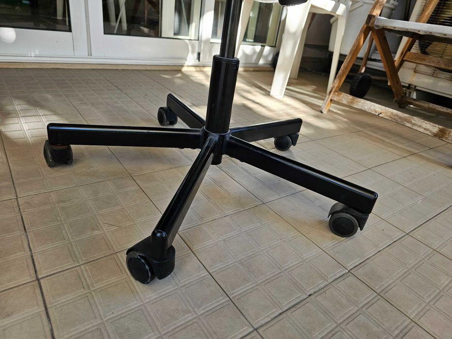 Cadeira de escritório giratória com rodinhas em ótimo estado