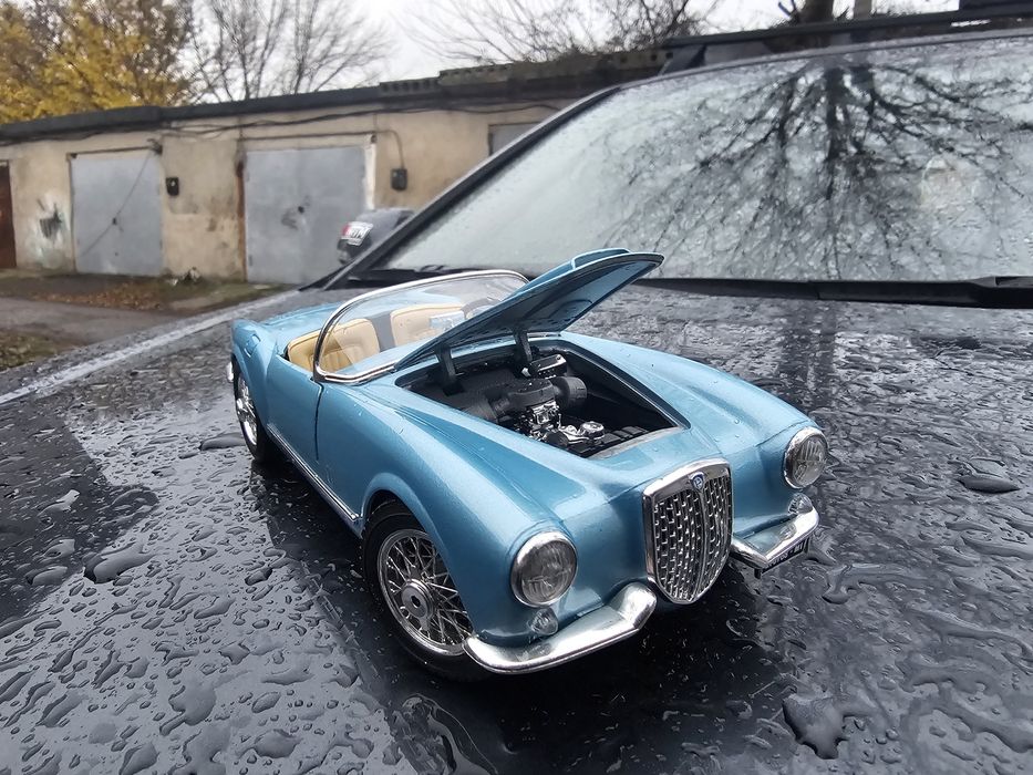 Модель автомобиля 1/18 Lancia Aurela