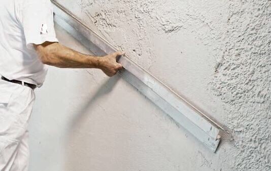 Стяжка підлоги та вапняно цементна штукатурка стін машиним методом