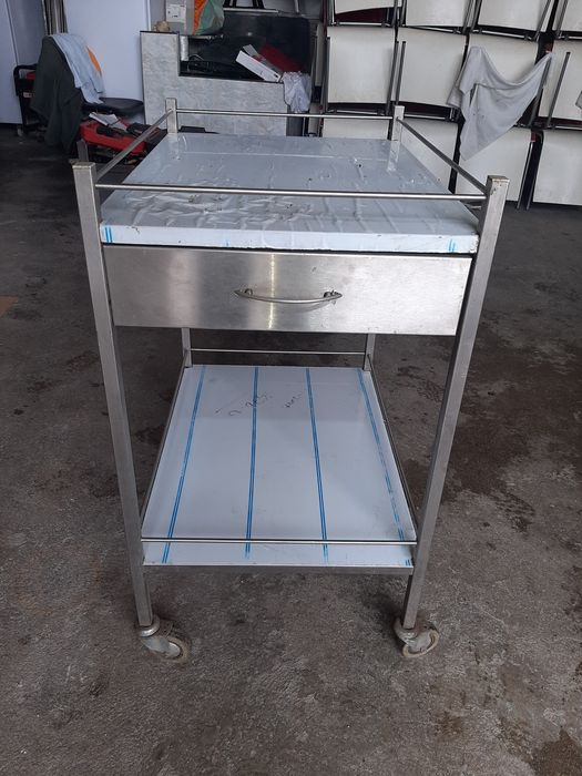 Duas pequenas bancadas em inox