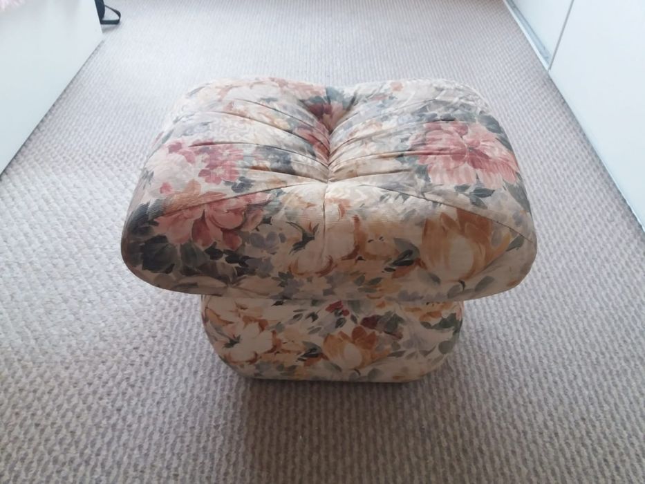 Komplet z fotelami i pufami