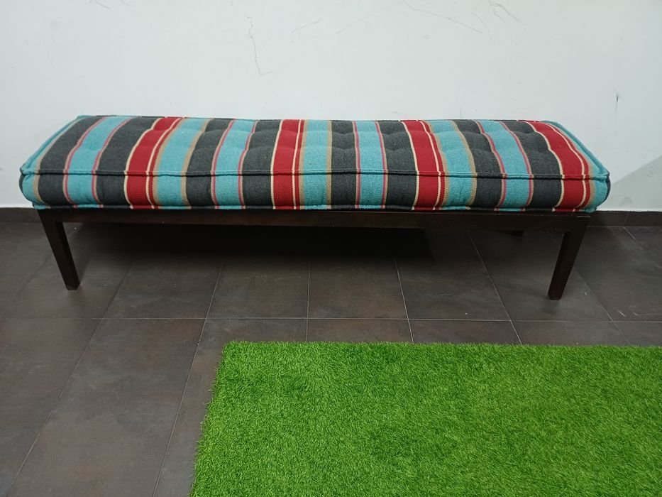 Banco de madeira e almofadão com 170 cm x 45 cm x 33 cm alt