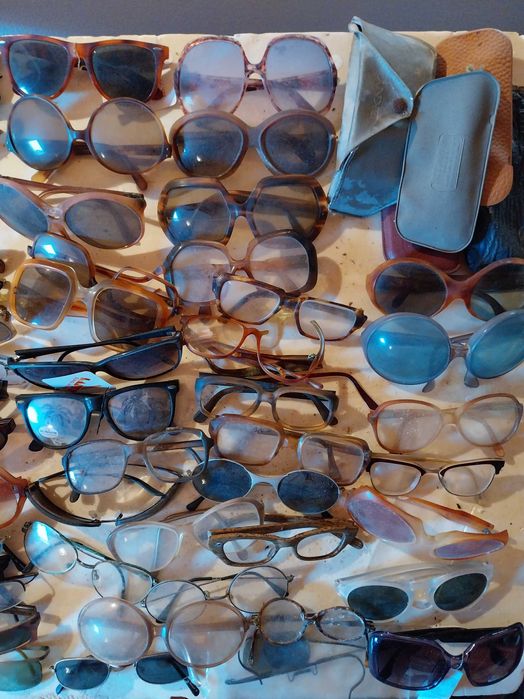 coleção de cerca de 100 óculos do século XX, com algumas relíquias