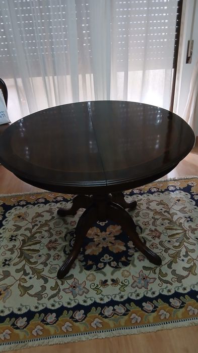 Mesa de jantar em madeira