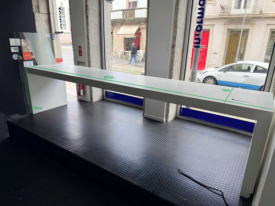 Mesa de escritório c/ tomadas embutidas