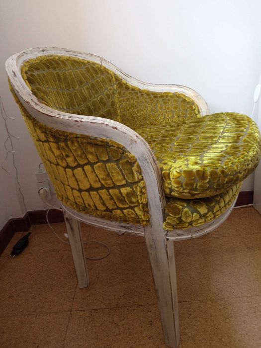 Cadeira "senhorinha", antiga e restaurada forrada a tecido verde.