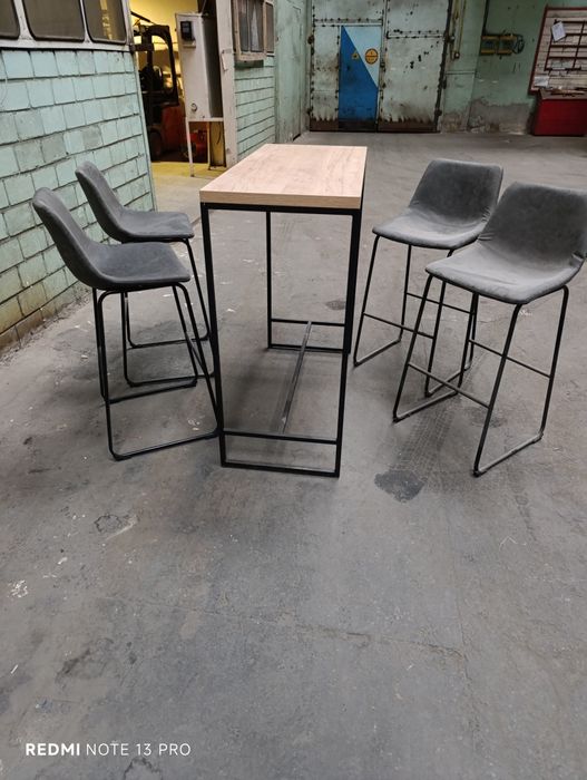 Барні стільці та столи