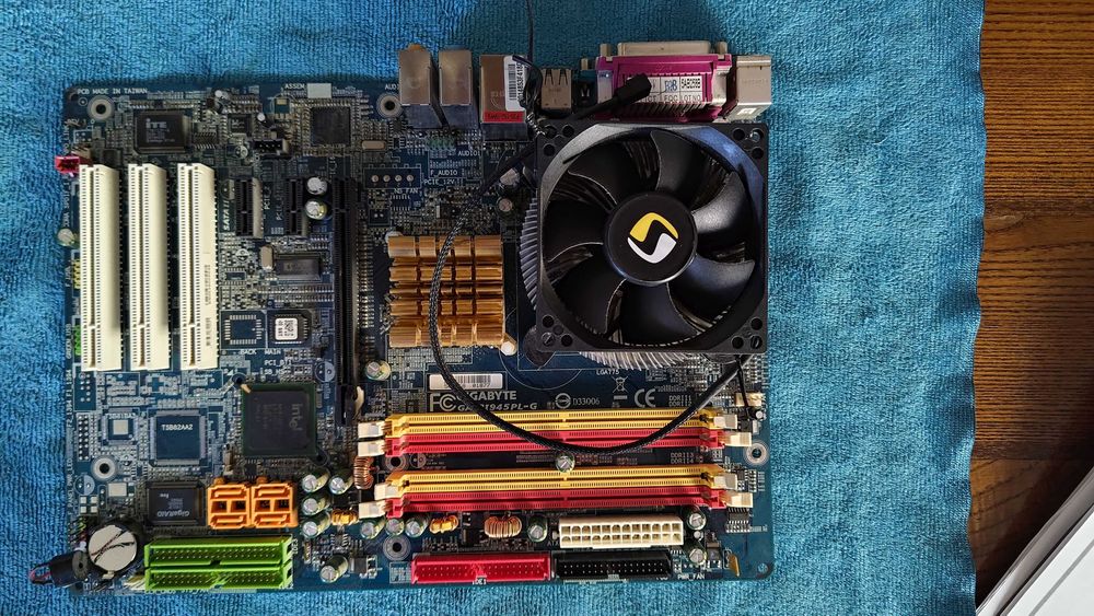 Płyta główna Gigabyte GA-8I945PL-G + Intel Pentium D 820 LGA775 2.8GHz