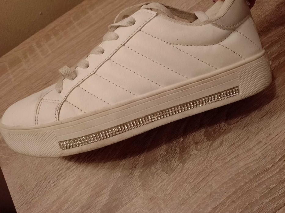 Białe buty sportowe