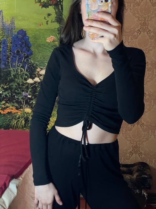 Жіноча облягаюча кофта чорна коротка топ з довгим рукавом в рубчик с м