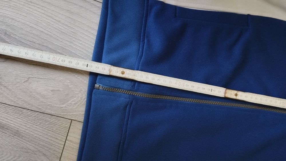 Ładna niebieska bluza, wygodna na jesień