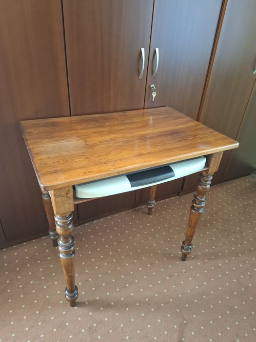 Biurko drewniane w stylu rustykalnym/kolonialnym z wysuwaną półką