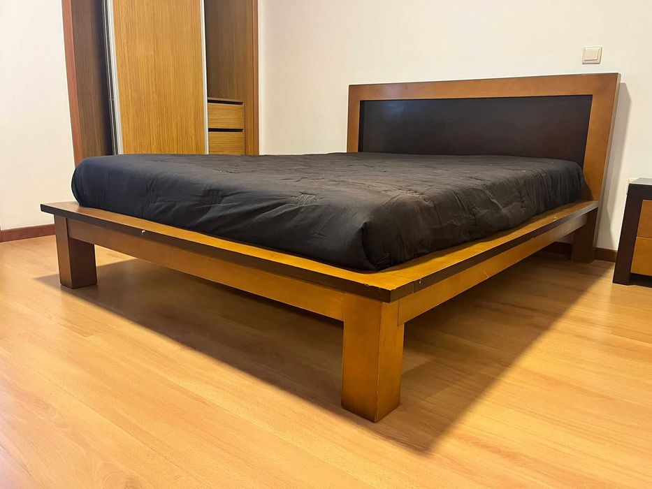 Quarto Completo – Cama, Cómoda, Mesas de Cabeceira e espelho
