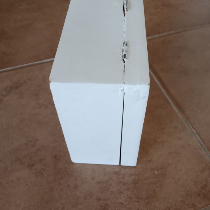 Szkatułka na biżuterię.