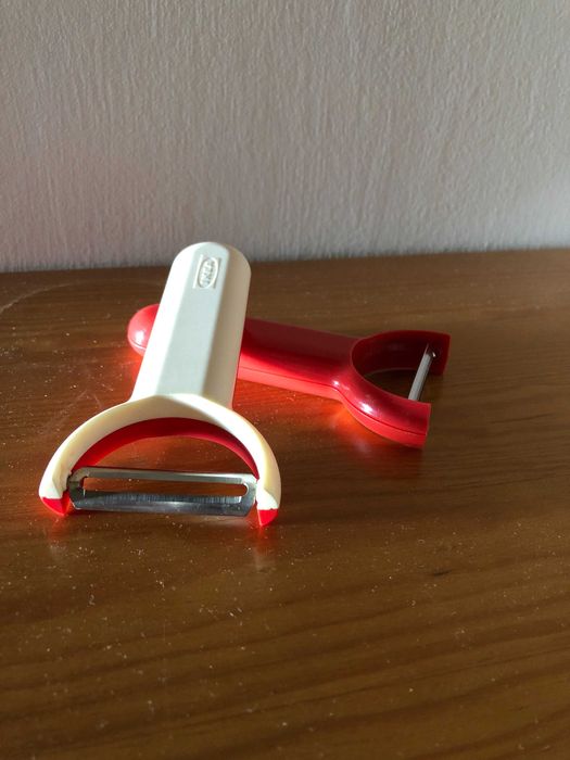 Espremedor laranja, saboneteira e descascadores