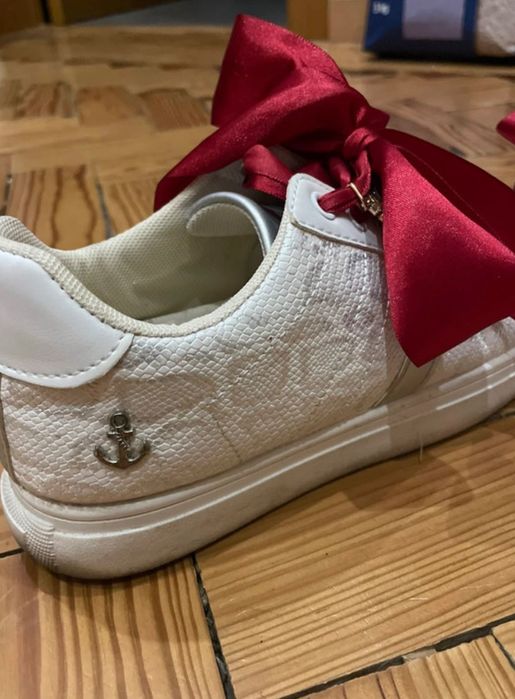 Ténis com laço vermelho