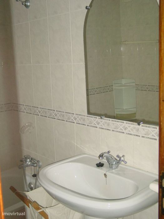 Arrenda-se T2 equipado e parcialmente mobilado na Rua do Brasil