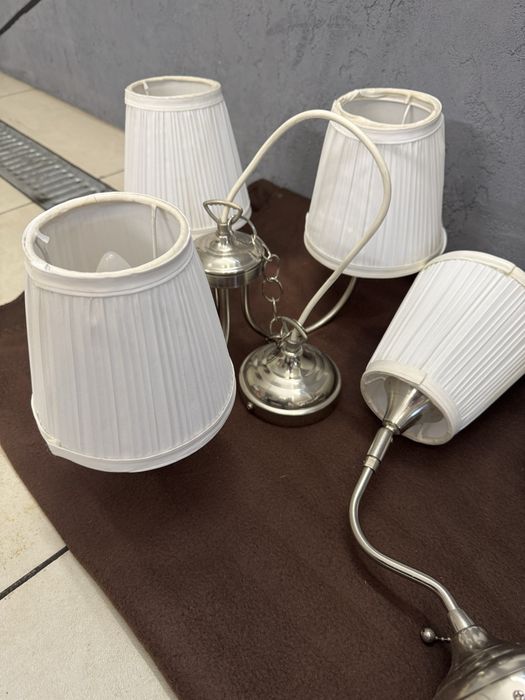 Lampa sufitowa z trzema punktami świetlnymi