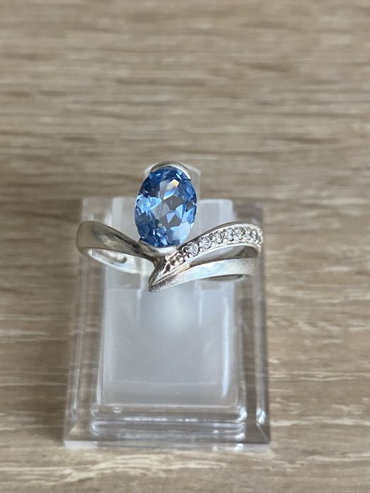 Серебряное кольцо 925 пробы с топазом и фианитами.