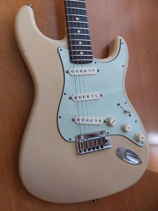 Продам Fender Stratocaster Deluxe Custom Shop