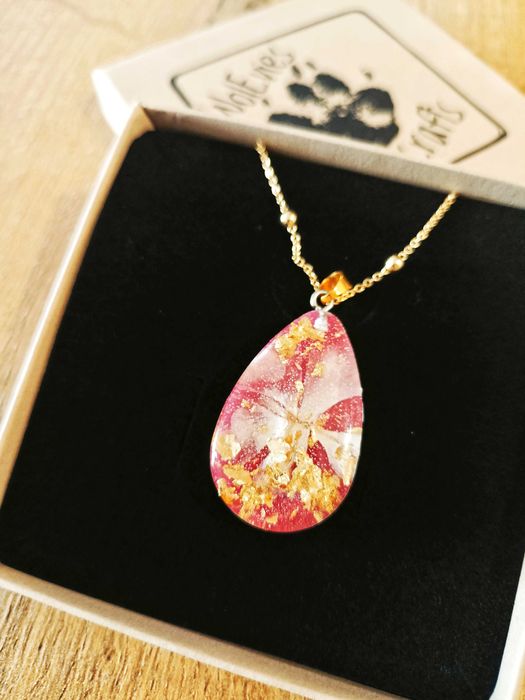 Duży wisiorek handmade z prawdziwym białym kwiatem – elegancja natury