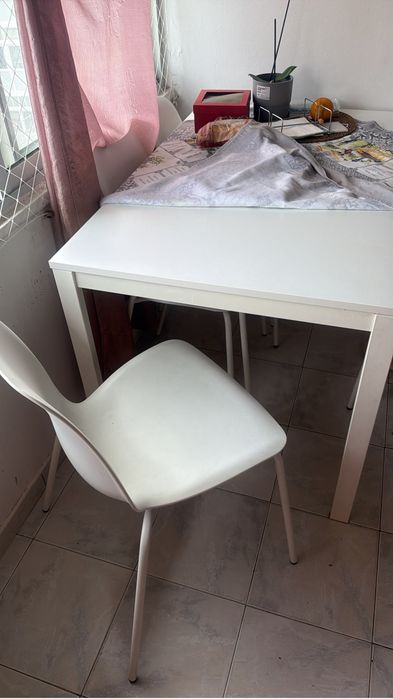 Mesa com 6 cadeiras