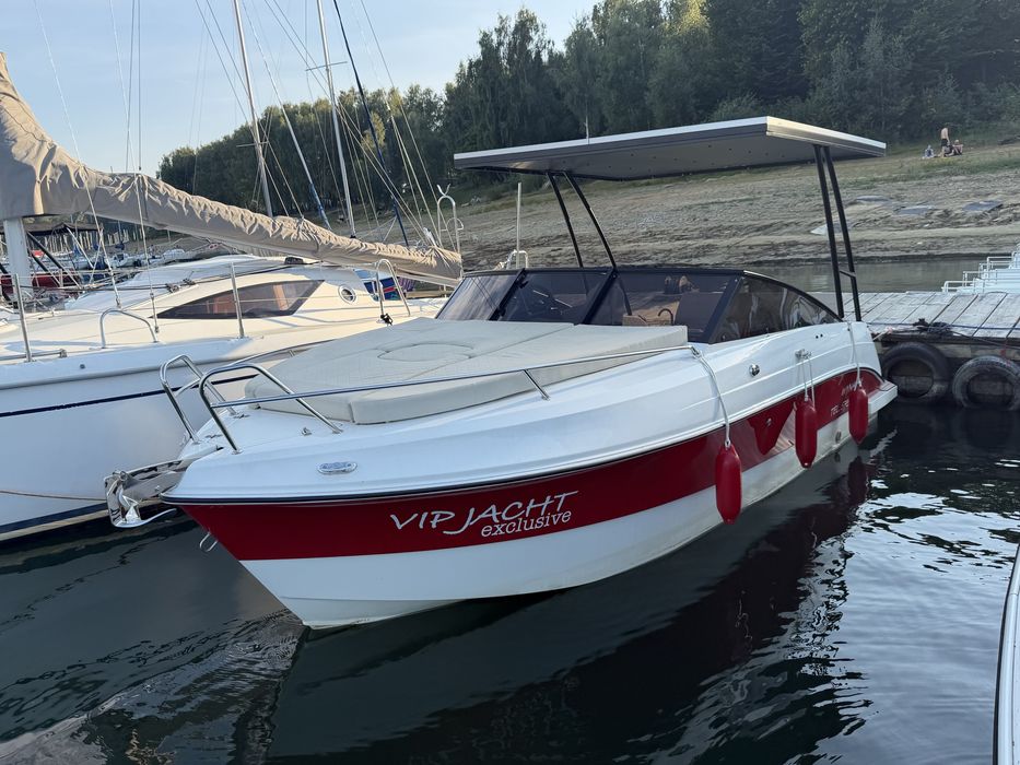 Sprzedam jacht elektryczny TEXAS 596 w idealnym stanie.  Day cruiser komfortowy do plywania i spedzania dluzszego czasu na wodzie.