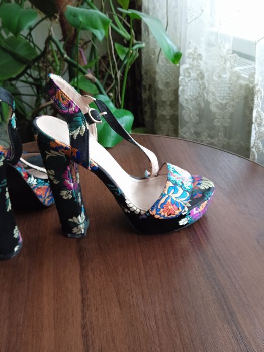 Продам босоніжки